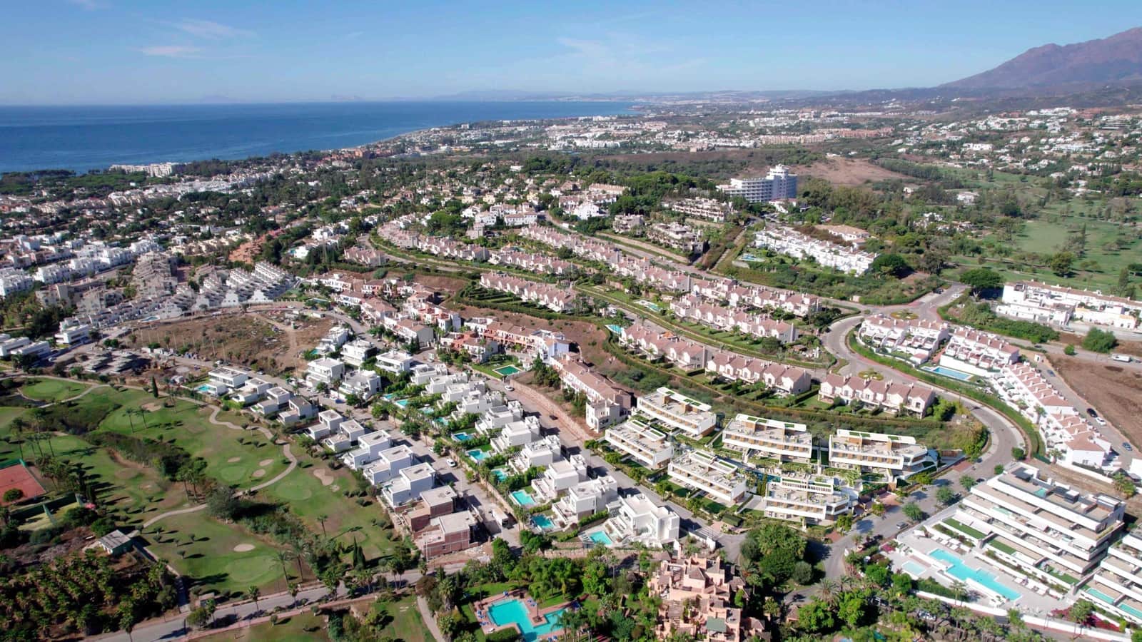 4 soveværelse Semi-Rækkehus til salg i Estepona med swimmingpool garage - € 1.550.000 (Ref: 10008854)