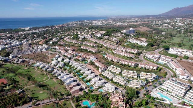 4 soveværelse Semi-Rækkehus til salg i Estepona med swimmingpool garage - € 1.550.000 (Ref: 10008854)