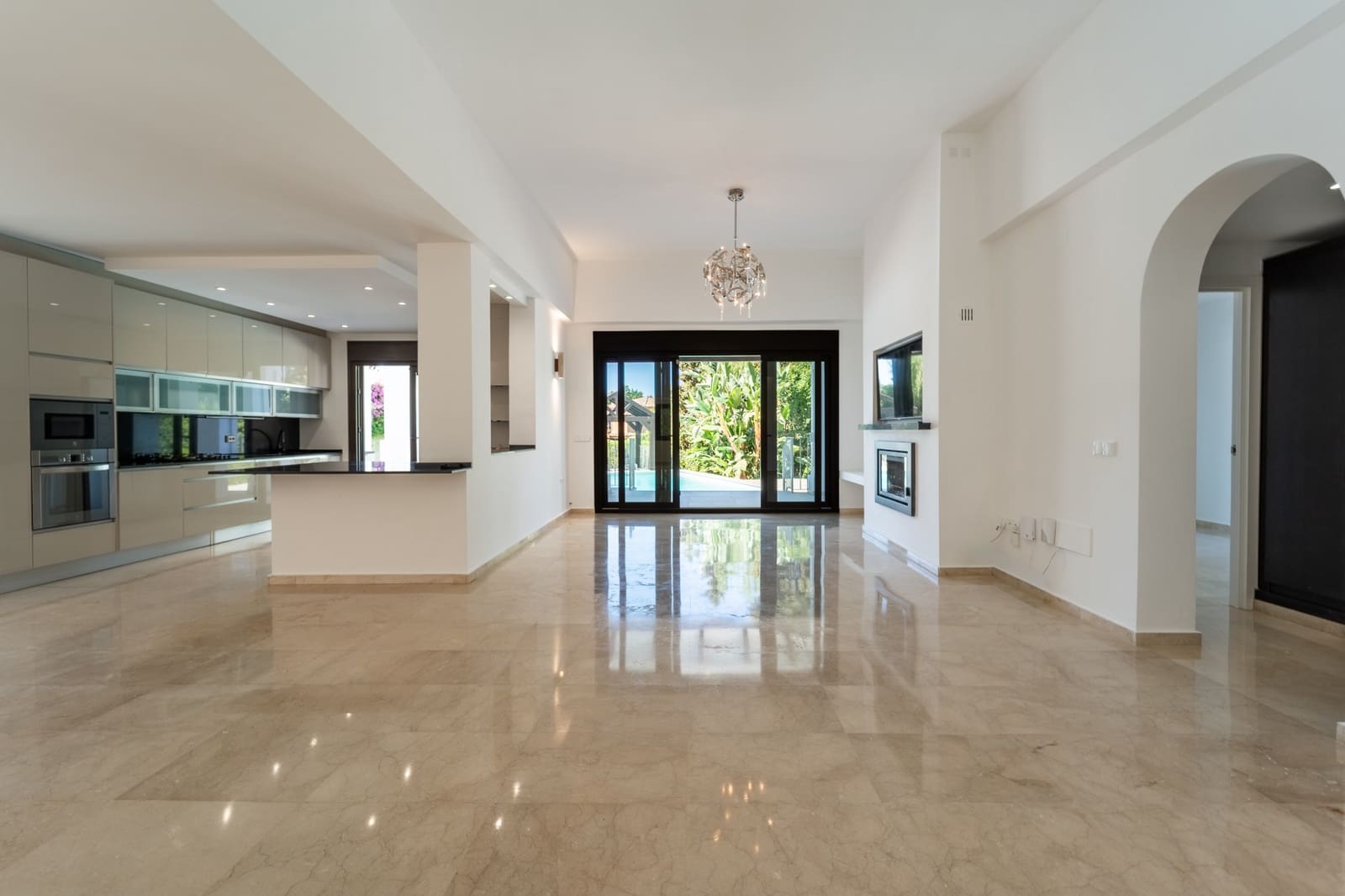 5 bedroom Villa for sale in Marbella with pool garage - € 2,075,000 (Ref: 10011197)