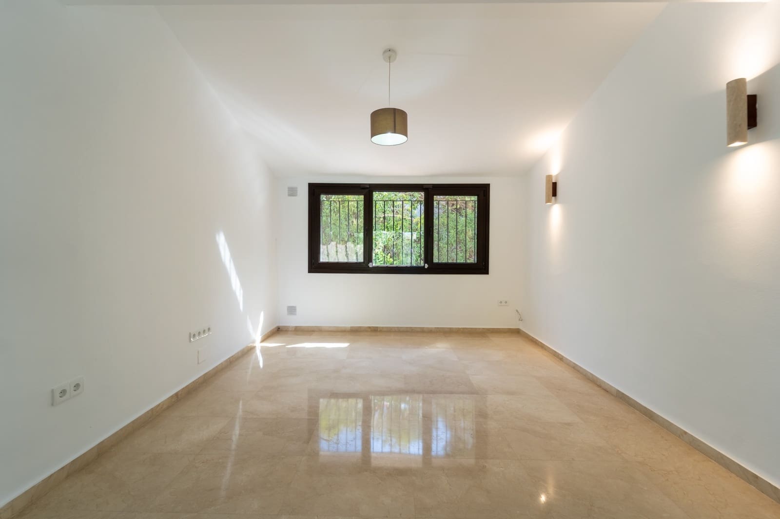 5 bedroom Villa for sale in Marbella with pool garage - € 2,075,000 (Ref: 10011197)