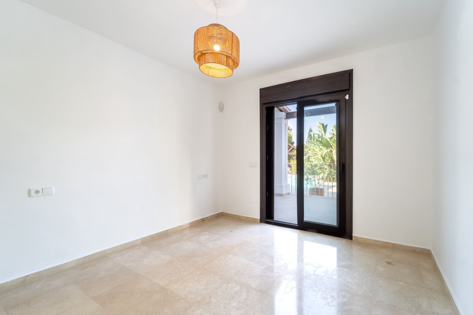 5 bedroom Villa for sale in Marbella with pool garage - € 2,075,000 (Ref: 10011197)