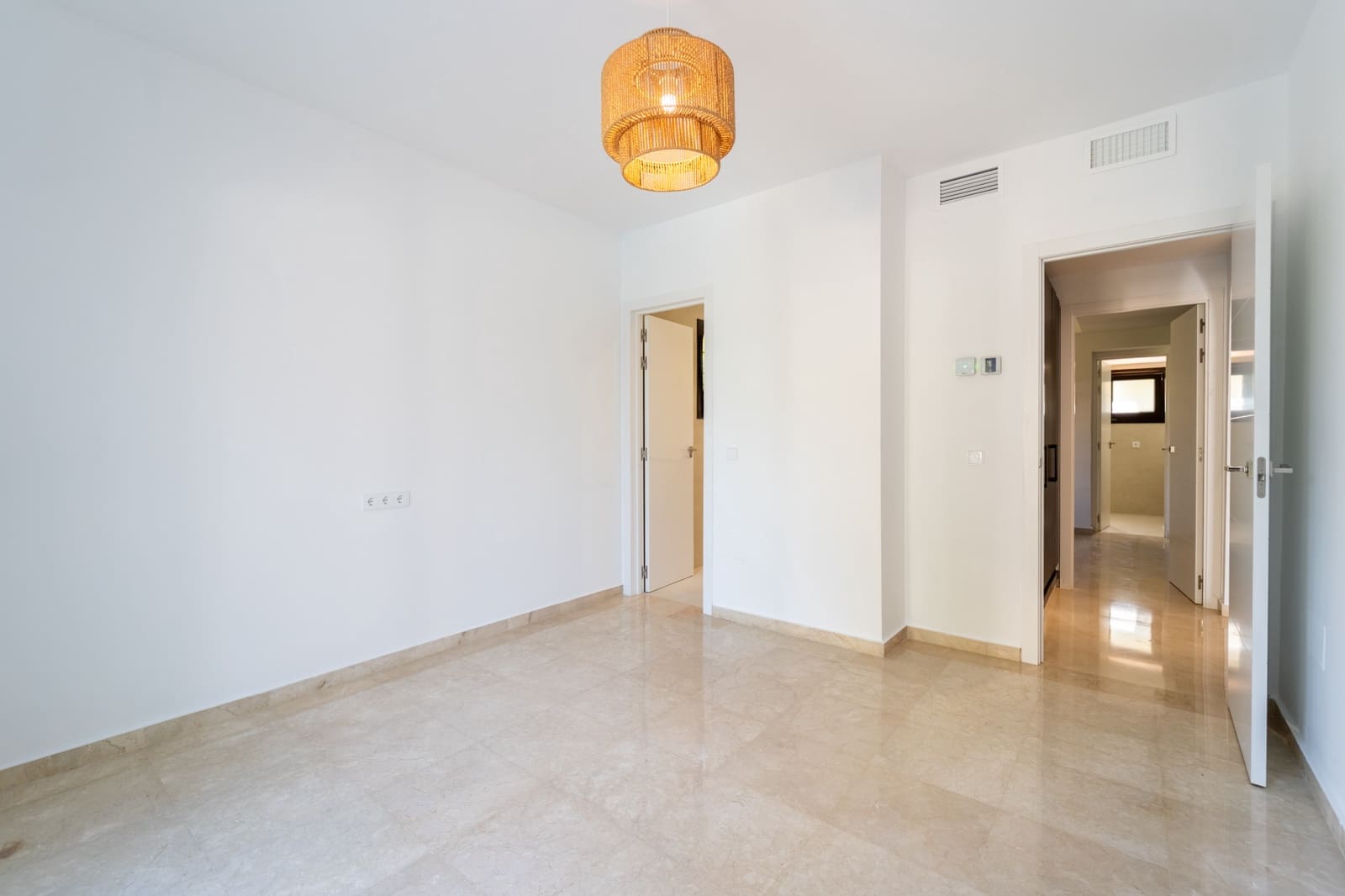 5 bedroom Villa for sale in Marbella with pool garage - € 2,075,000 (Ref: 10011197)