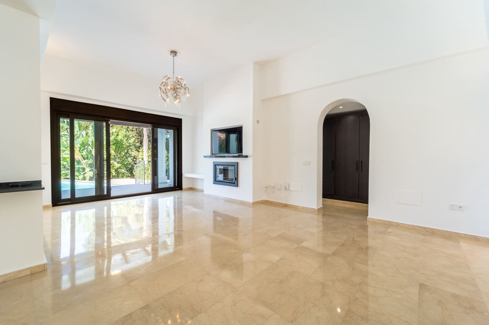 5 bedroom Villa for sale in Marbella with pool garage - € 2,075,000 (Ref: 10011197)