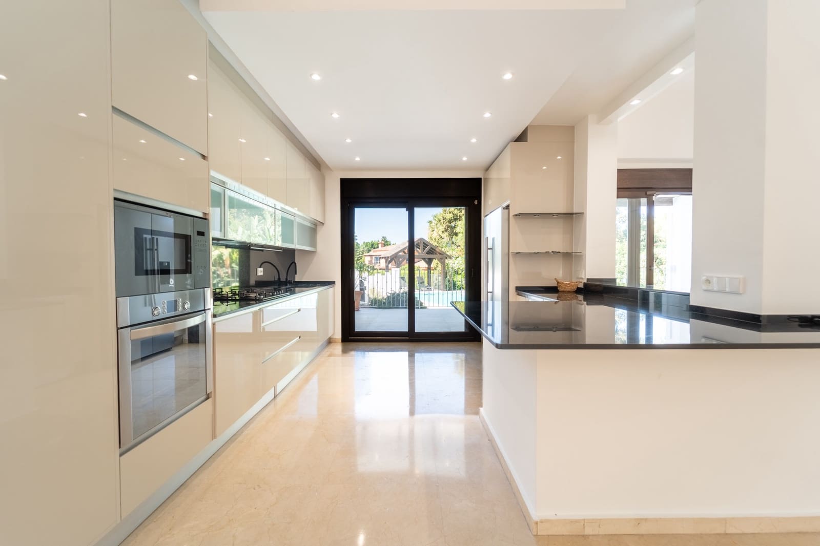 5 bedroom Villa for sale in Marbella with pool garage - € 2,075,000 (Ref: 10011197)
