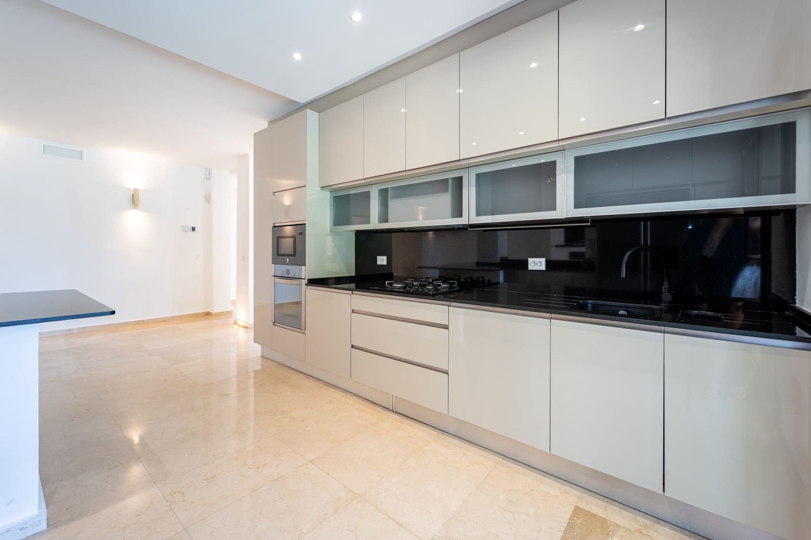 5 bedroom Villa for sale in Marbella with pool garage - € 2,075,000 (Ref: 10011197)