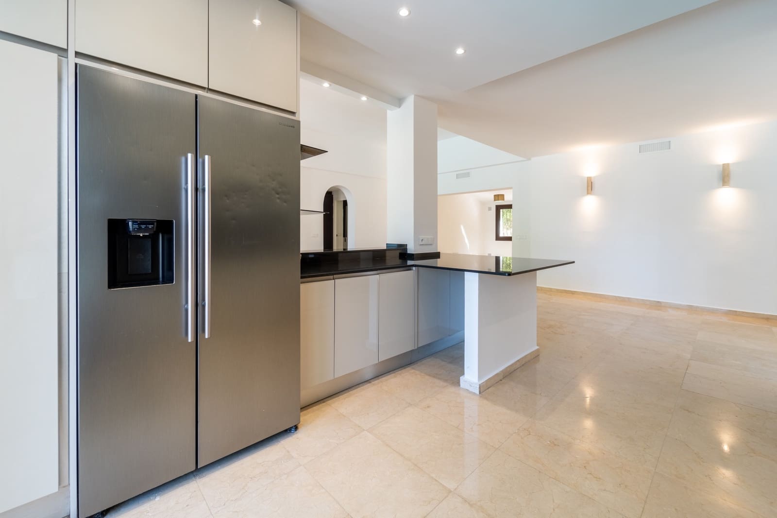 5 bedroom Villa for sale in Marbella with pool garage - € 2,075,000 (Ref: 10011197)