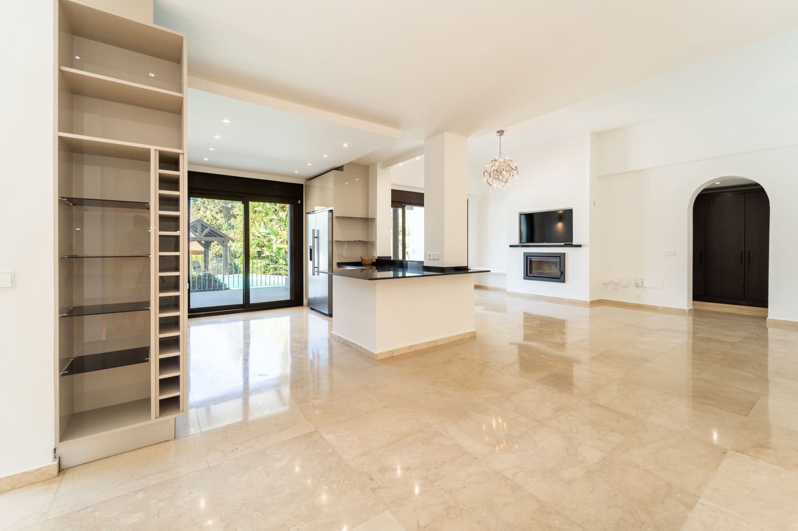 5 bedroom Villa for sale in Marbella with pool garage - € 2,075,000 (Ref: 10011197)