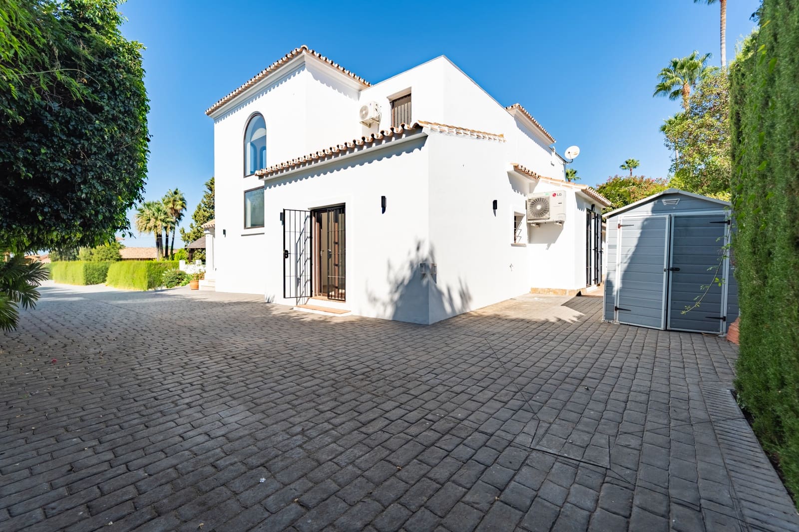 5 bedroom Villa for sale in Marbella with pool garage - € 2,075,000 (Ref: 10011197)