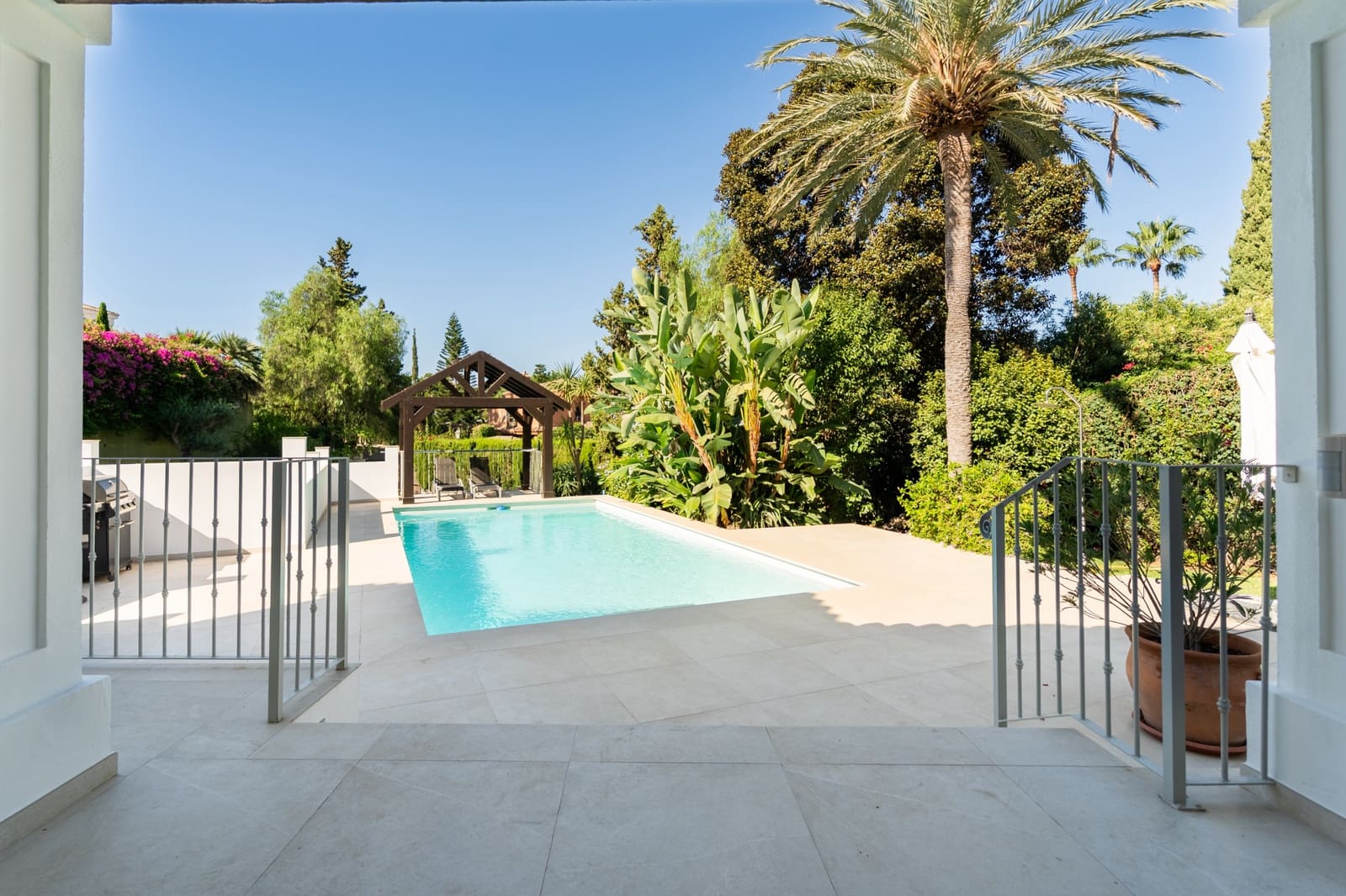 5 bedroom Villa for sale in Marbella with pool garage - € 2,075,000 (Ref: 10011197)