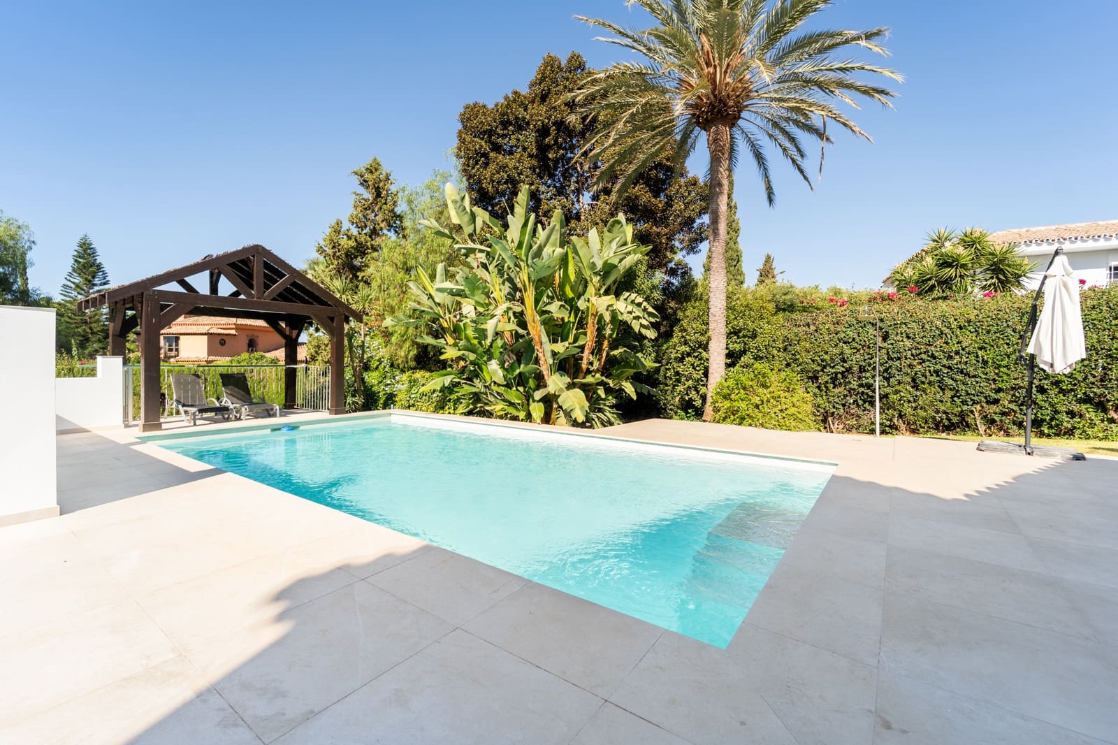 5 bedroom Villa for sale in Marbella with pool garage - € 2,075,000 (Ref: 10011197)