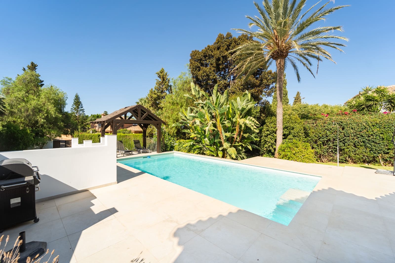 5 bedroom Villa for sale in Marbella with pool garage - € 2,075,000 (Ref: 10011197)