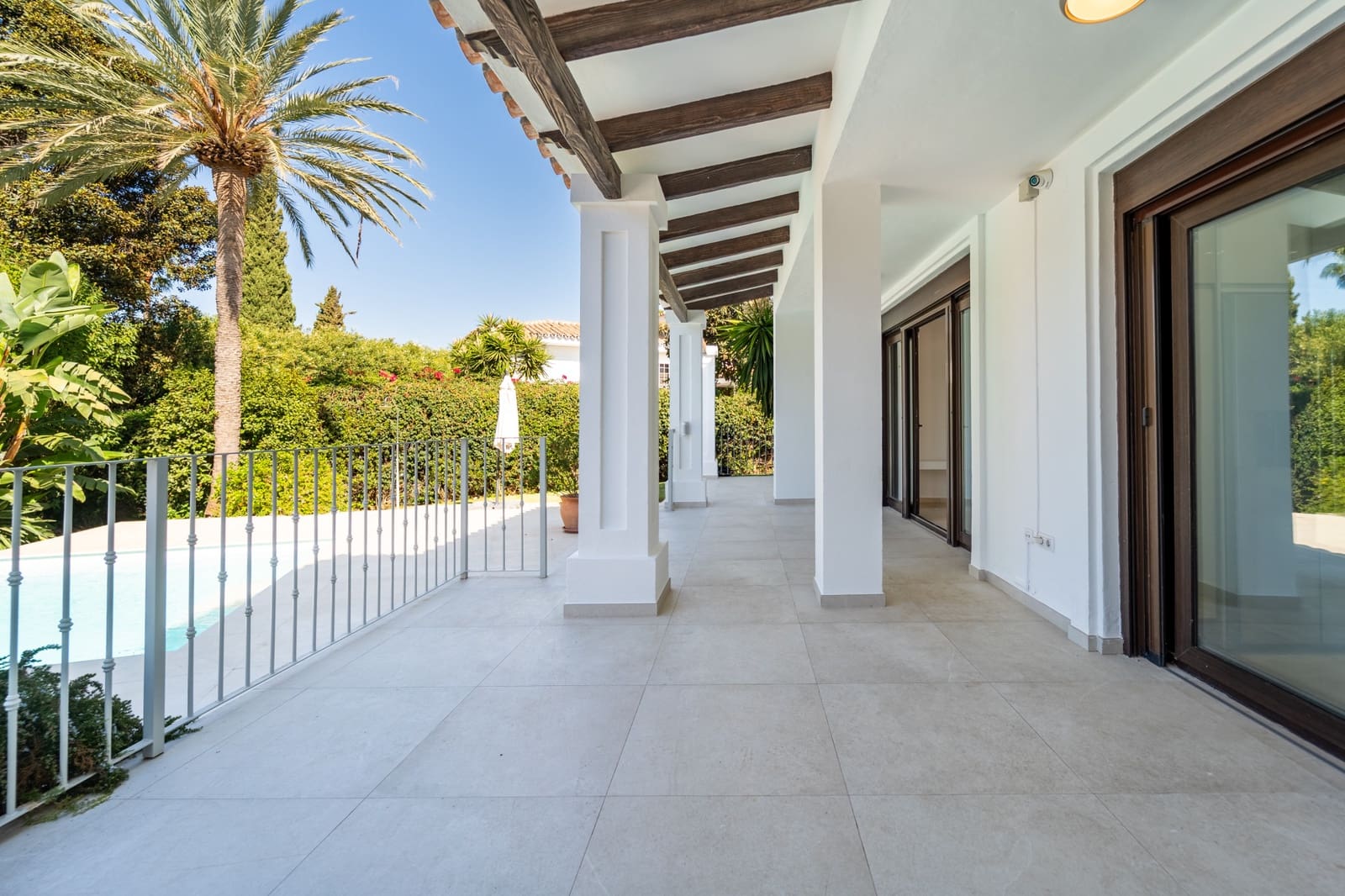 5 bedroom Villa for sale in Marbella with pool garage - € 2,075,000 (Ref: 10011197)