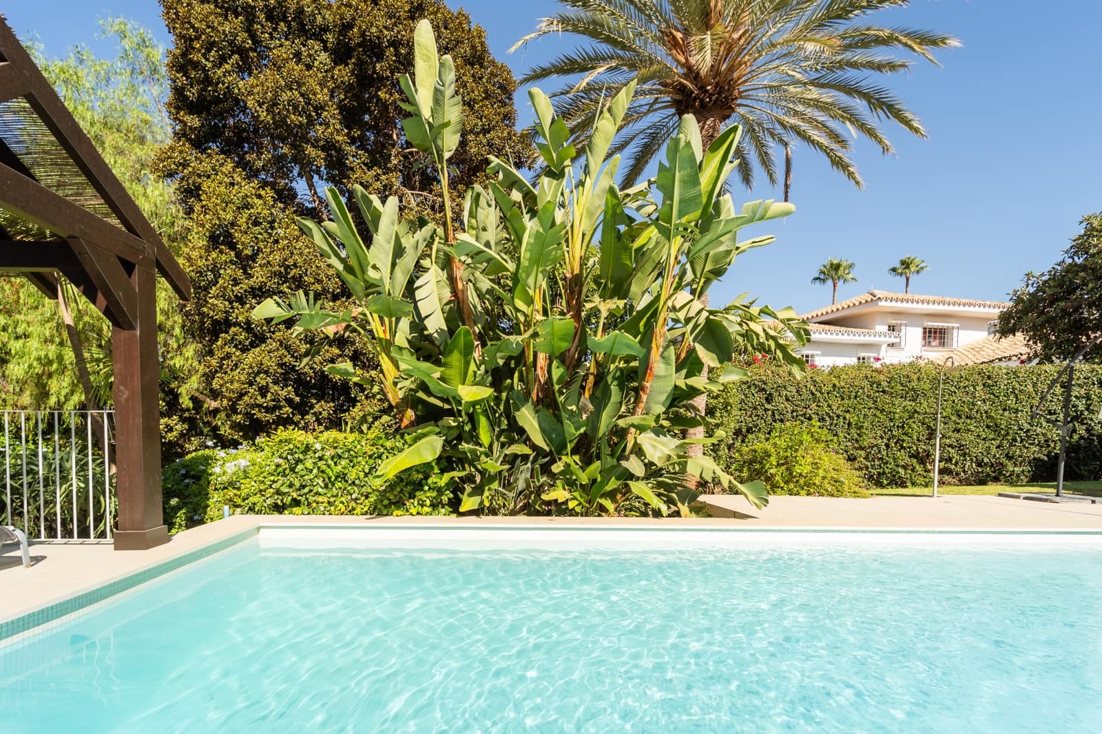 5 bedroom Villa for sale in Marbella with pool garage - € 2,075,000 (Ref: 10011197)