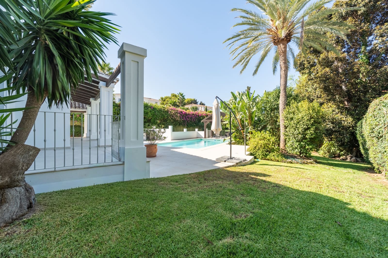 5 bedroom Villa for sale in Marbella with pool garage - € 2,075,000 (Ref: 10011197)