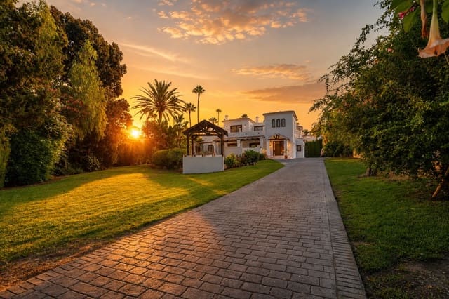 5 bedroom Villa for sale in Marbella with pool garage - € 1,995,000 (Ref: 10011197)