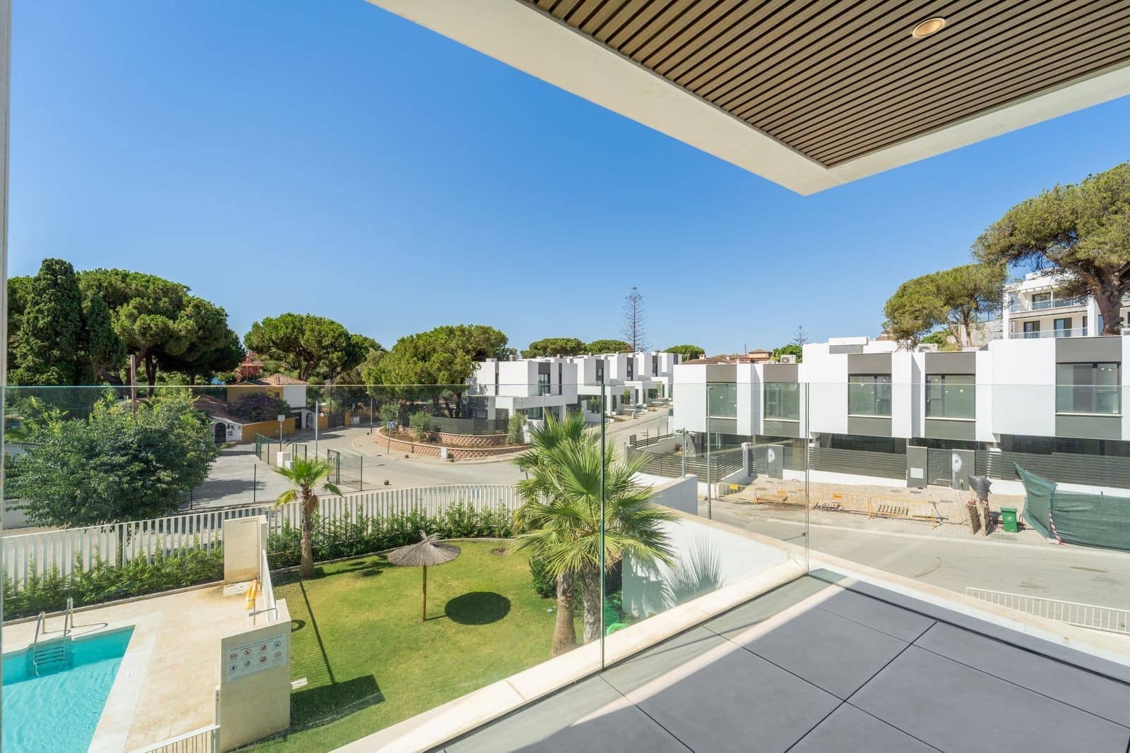 3 bedroom Apartment for sale in Marbella with pool garage - € 1,195,000 (Ref: 10015278)