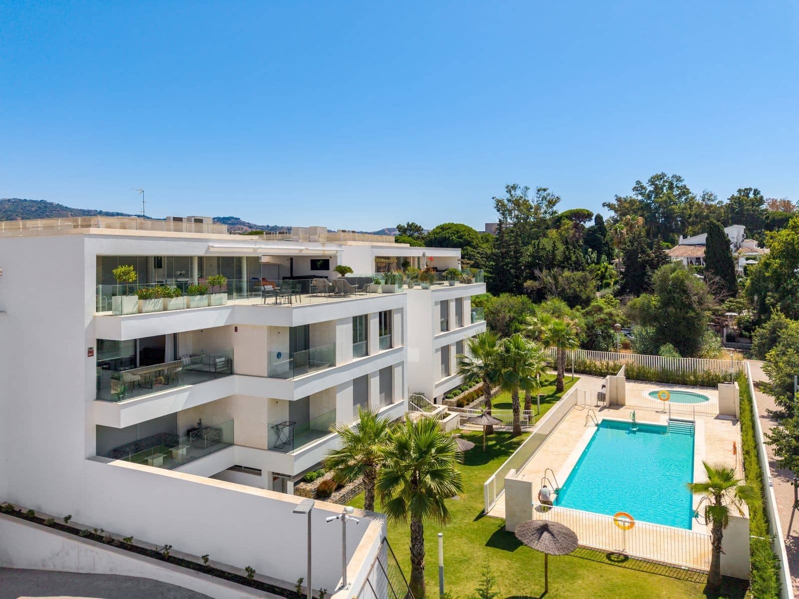 3 bedroom Apartment for sale in Marbella with pool garage - € 1,195,000 (Ref: 10015278)