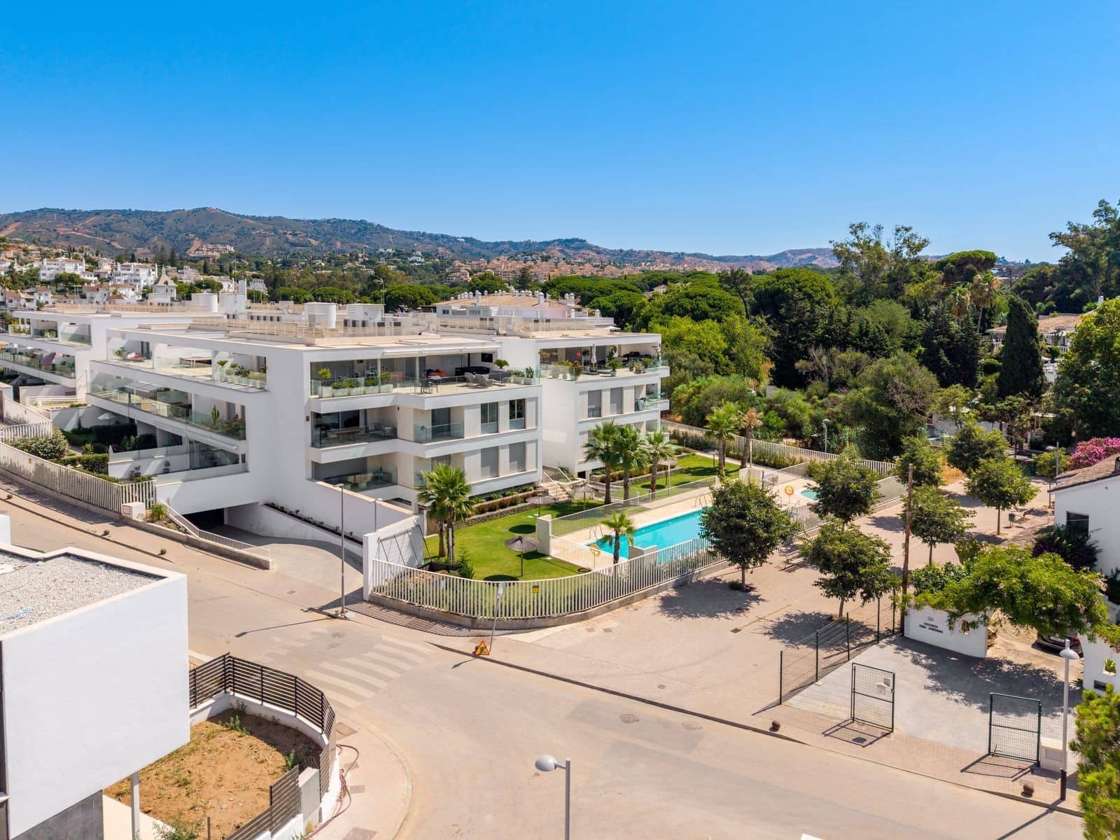 3 bedroom Apartment for sale in Marbella with pool garage - € 1,195,000 (Ref: 10015278)