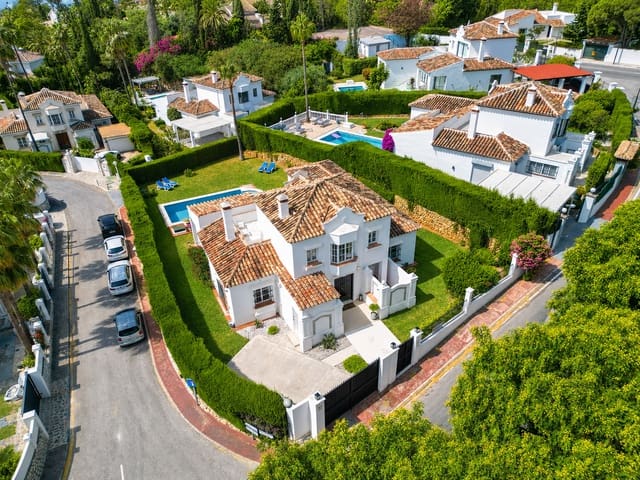 4 bedroom Villa for sale in Marbella with pool garage - € 1,695,000 (Ref: 10017300)