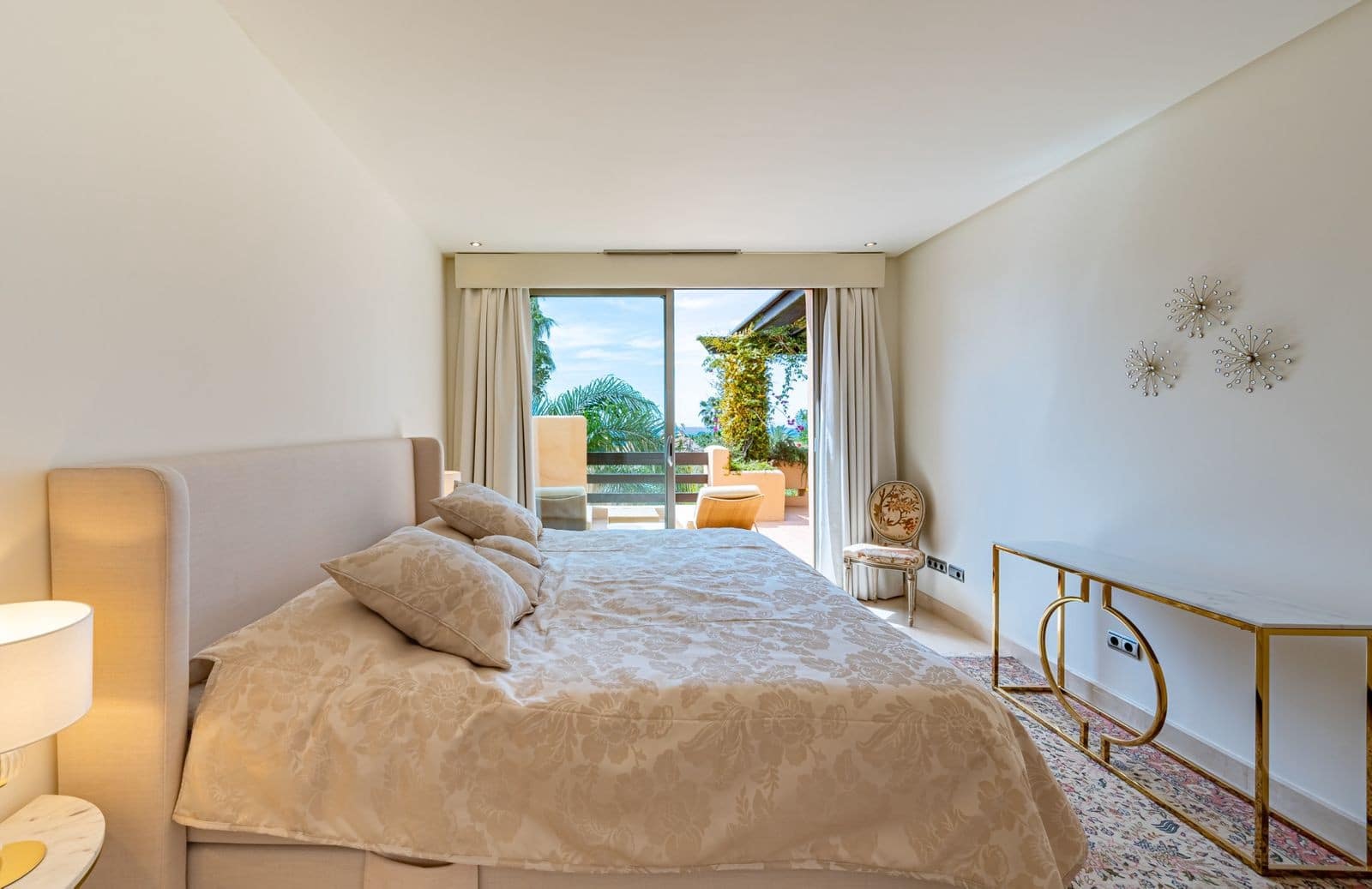 2 bedroom Penthouse for sale in Marbella with pool garage - € 1,895,000 (Ref: 10017301)