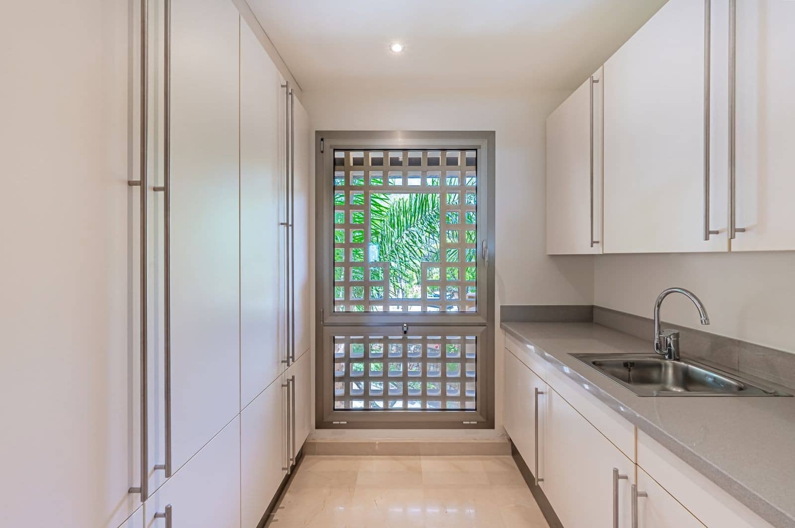 2 bedroom Penthouse for sale in Marbella with pool garage - € 1,895,000 (Ref: 10017301)