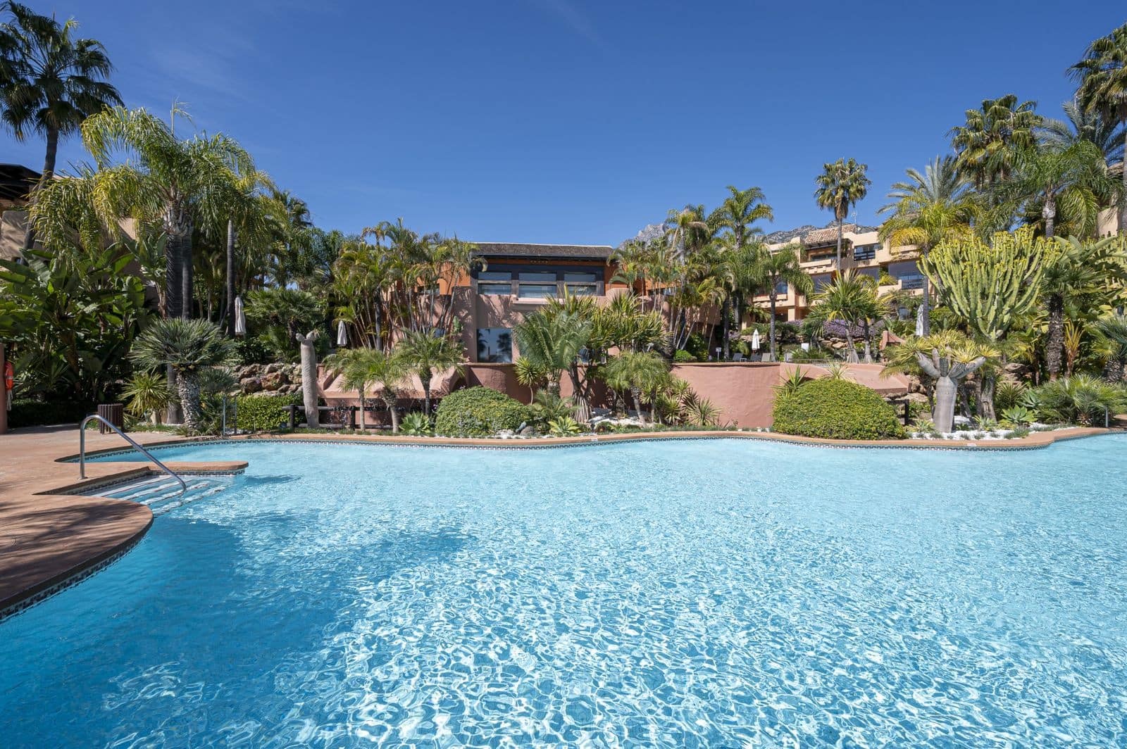 2 bedroom Penthouse for sale in Marbella with pool garage - € 1,895,000 (Ref: 10017301)