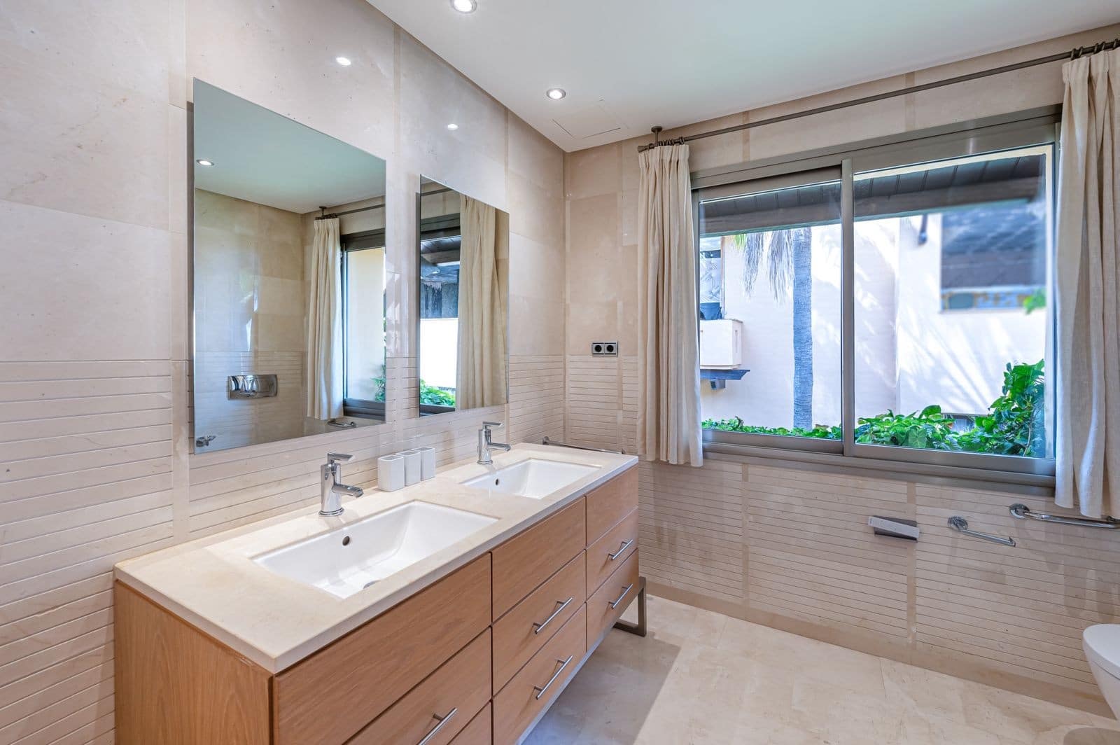 2 bedroom Penthouse for sale in Marbella with pool garage - € 1,895,000 (Ref: 10017301)