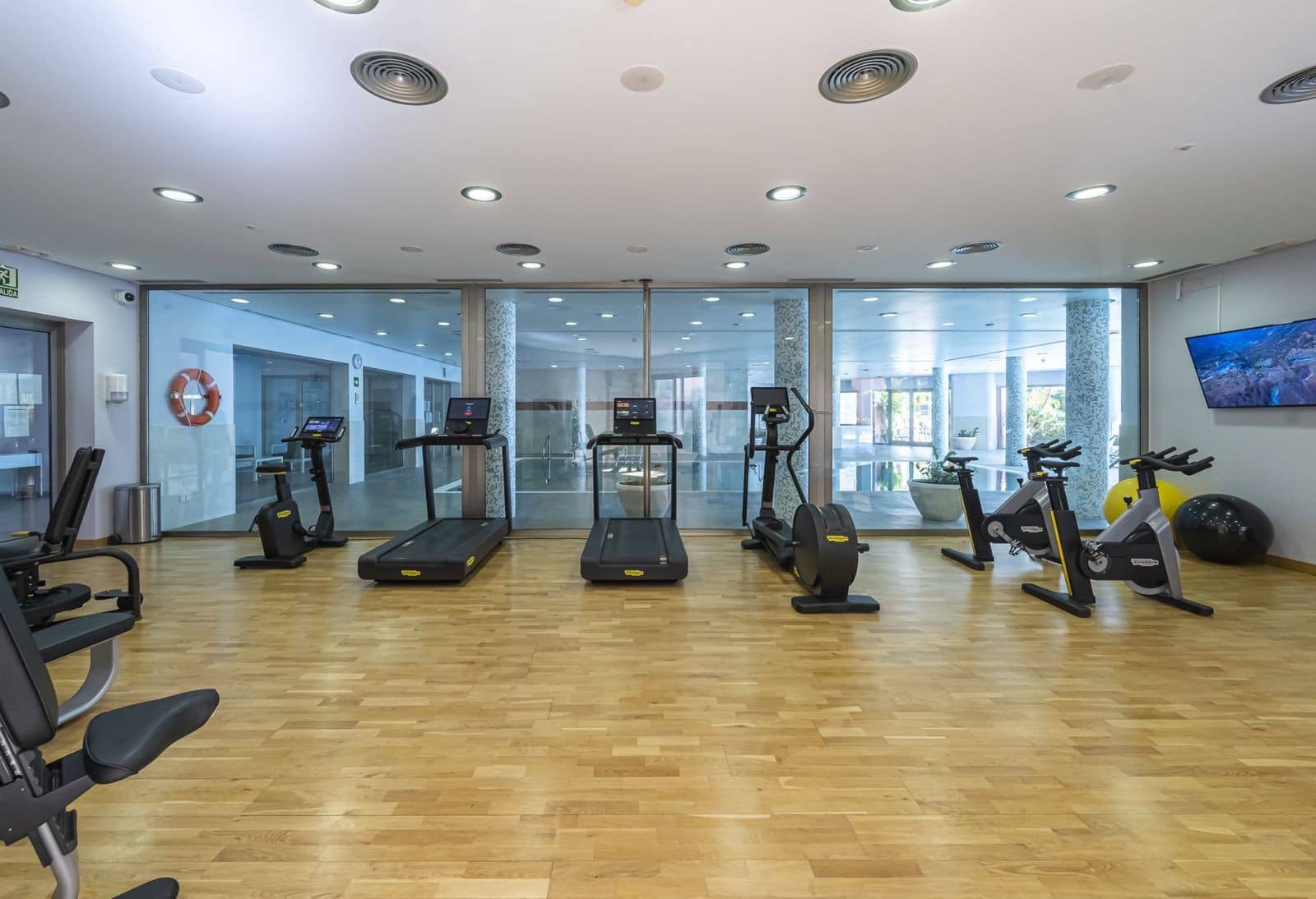 2 bedroom Penthouse for sale in Marbella with pool garage - € 1,895,000 (Ref: 10017301)