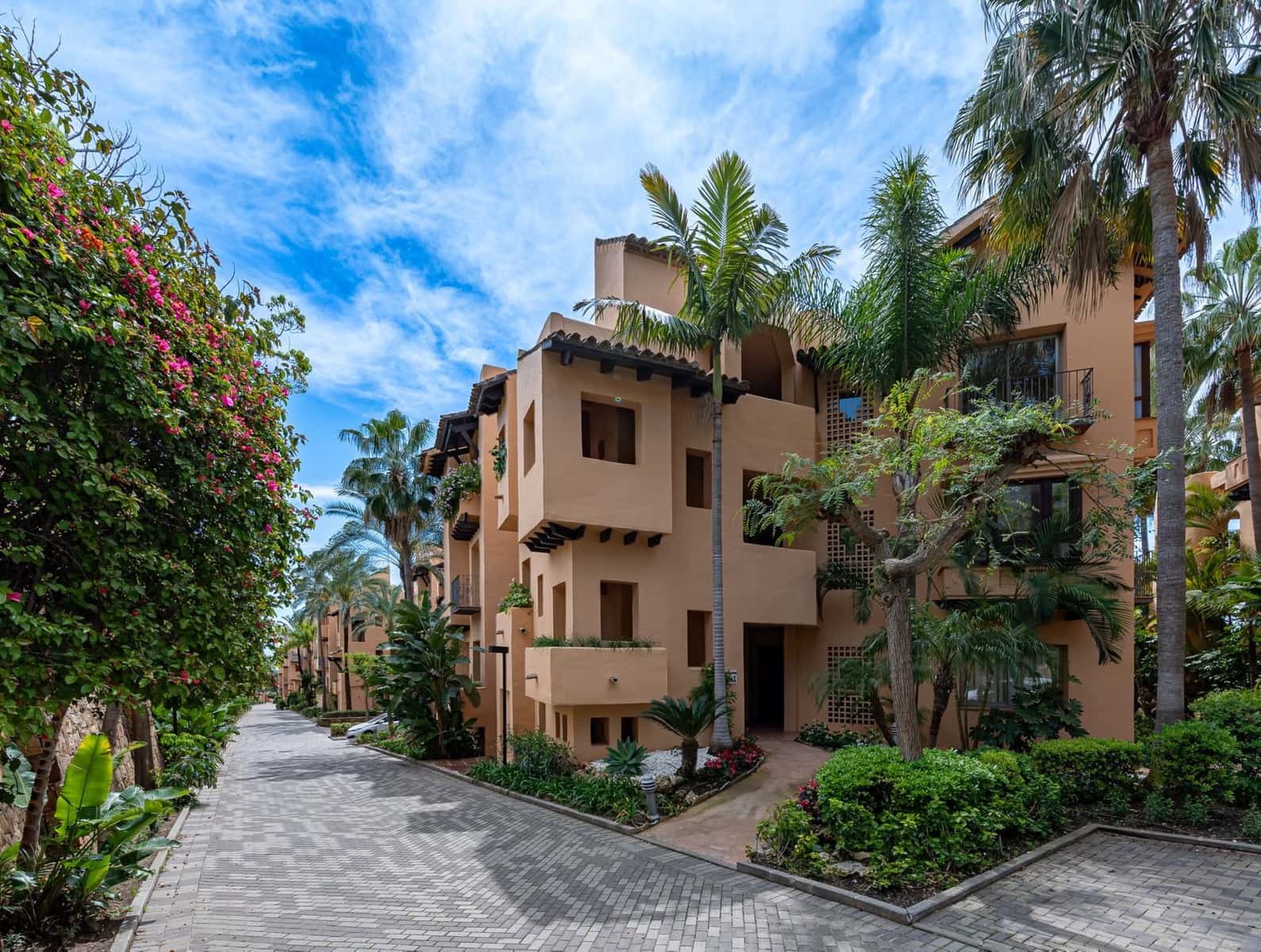 2 bedroom Penthouse for sale in Marbella with pool garage - € 1,895,000 (Ref: 10017301)