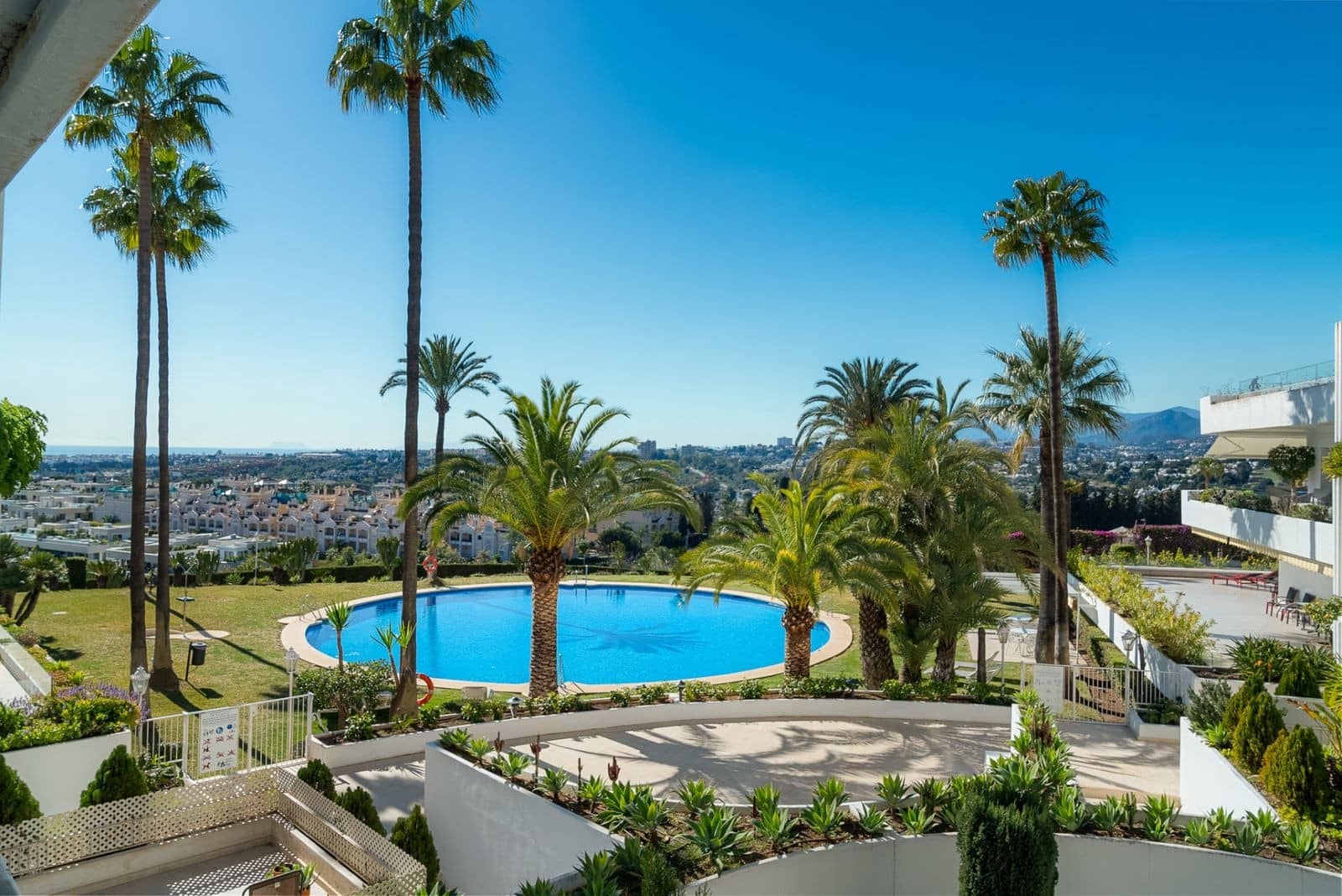 3 bedroom Apartment for sale in Marbella with pool garage - € 1,195,000 (Ref: 10017302)