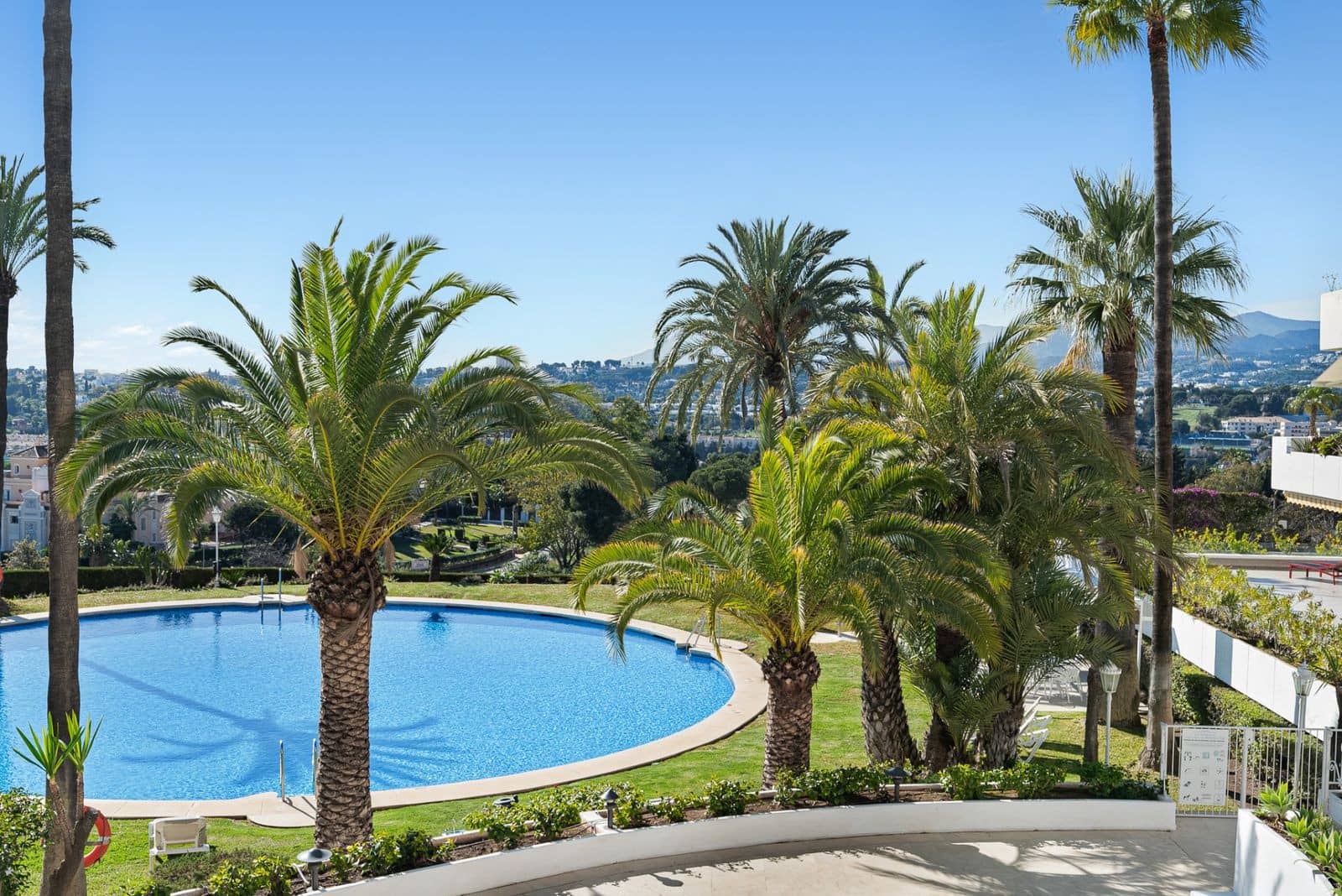 3 bedroom Apartment for sale in Marbella with pool garage - € 1,195,000 (Ref: 10017302)