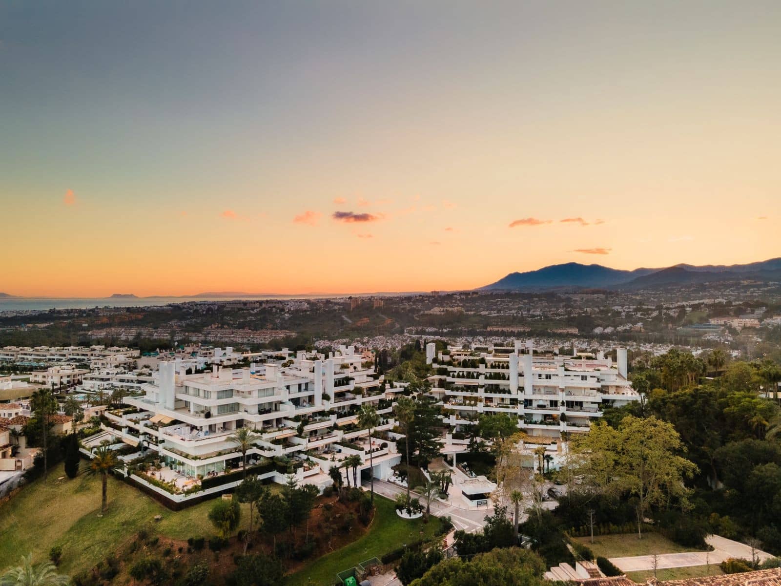 3 bedroom Apartment for sale in Marbella with pool garage - € 1,195,000 (Ref: 10017302)