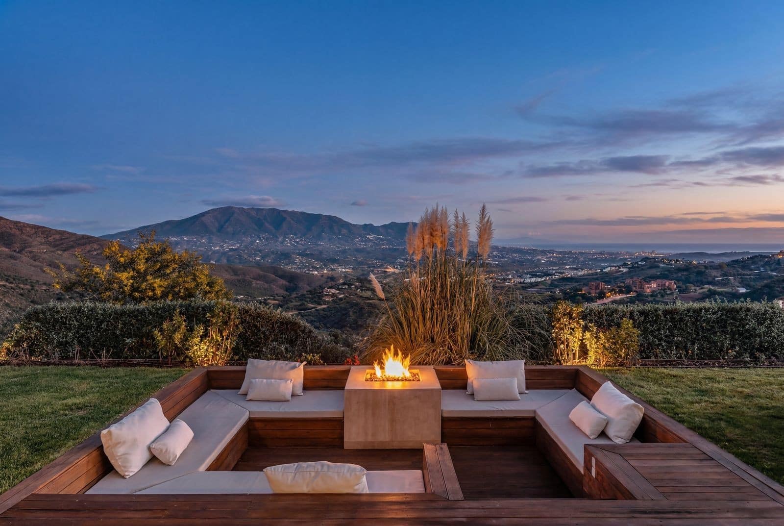 6 bedroom Villa for sale in Marbella - € 3,550,000 (Ref: 10017303)