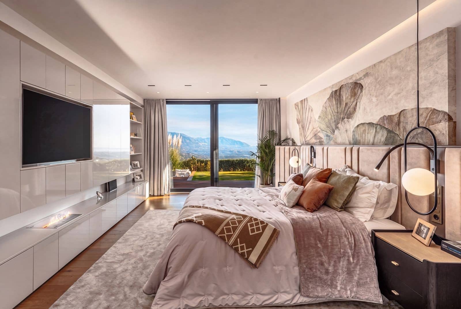 6 bedroom Villa for sale in Marbella - € 3,550,000 (Ref: 10017303)