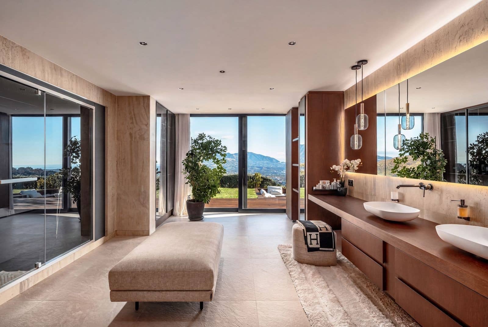 6 bedroom Villa for sale in Marbella - € 3,550,000 (Ref: 10017303)