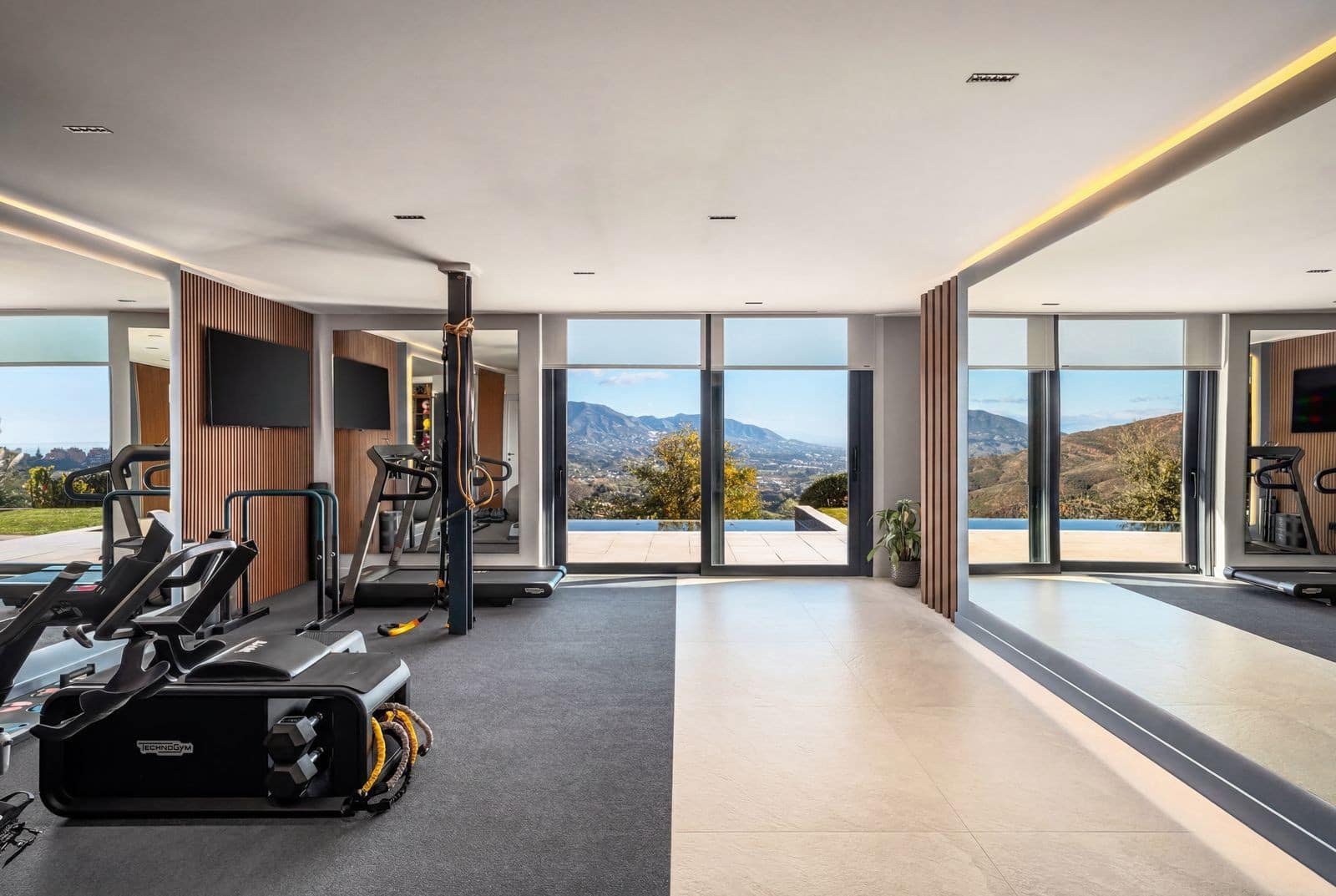 6 bedroom Villa for sale in Marbella - € 3,550,000 (Ref: 10017303)