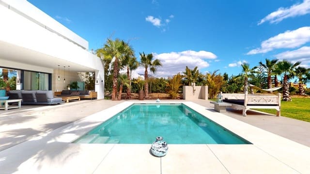 Chalet de 4 habitaciones en Mijas Costa, Mijas en venta con piscina garaje - 1.850.000 € (Ref: 10020417)