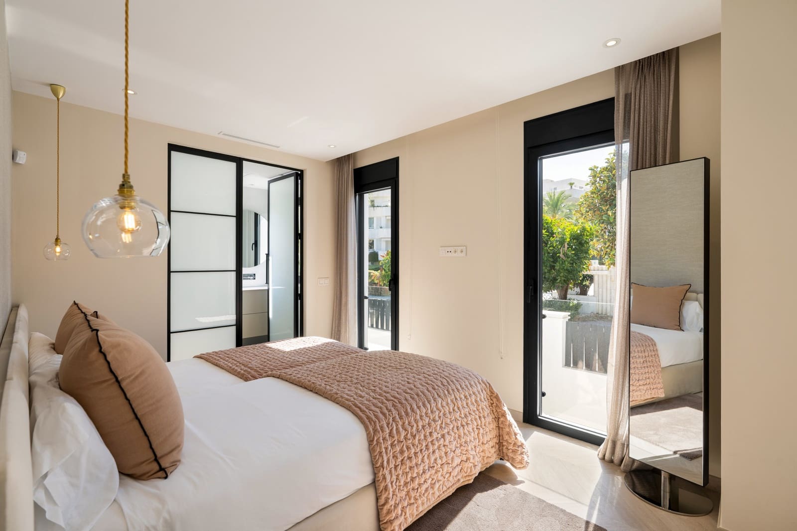 4 bedroom Villa for sale in Nueva Andalucia with pool garage - € 3,250,000 (Ref: 10022207)