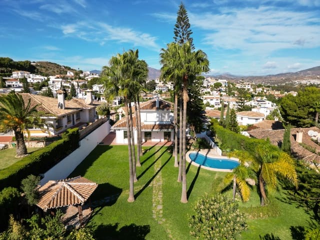 4 makuuhuone Huvila myytävänä paikassa Cerros del Águila, Mijas mukana uima-altaan 
autotalli - 895 000 € (Ref: 10030268)