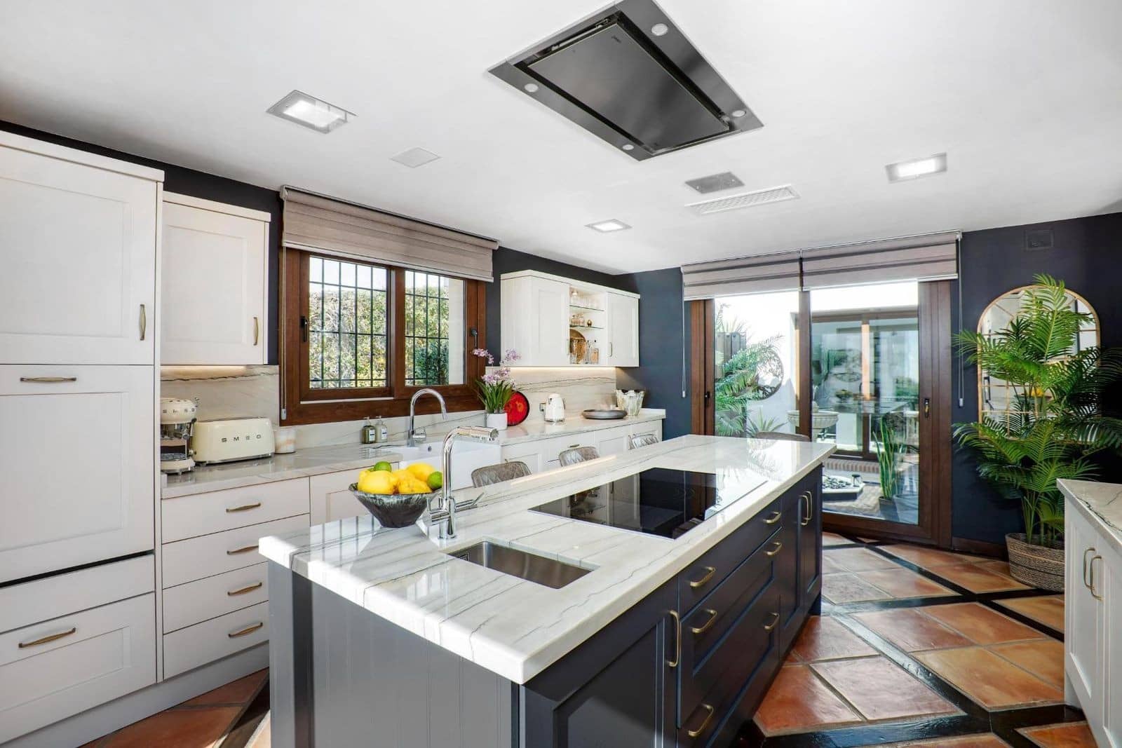 4 bedroom Villa for sale in Benahavis with pool garage - € 2,895,000 (Ref: 10030275)