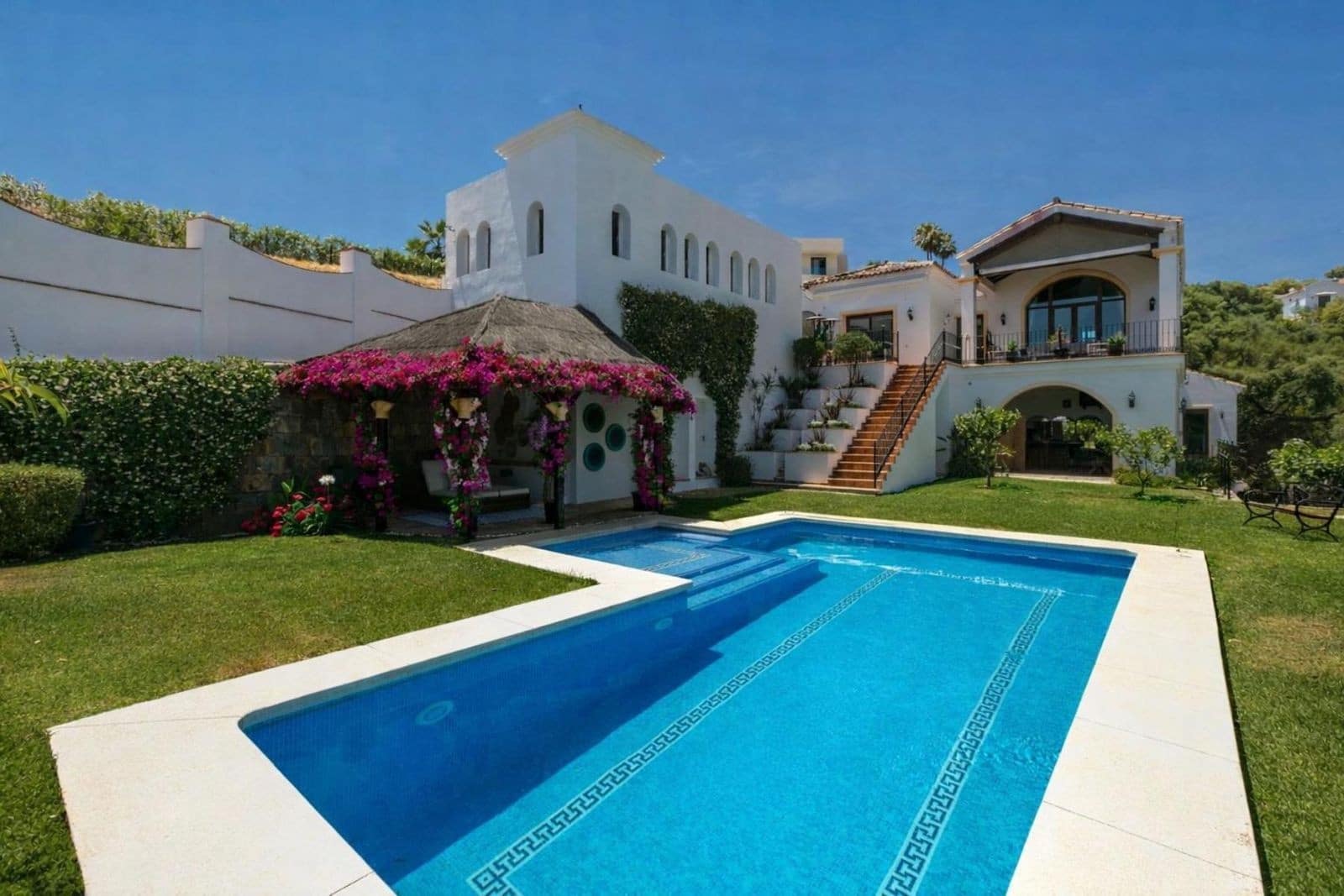 4 bedroom Villa for sale in Benahavis with pool garage - € 2,895,000 (Ref: 10030275)