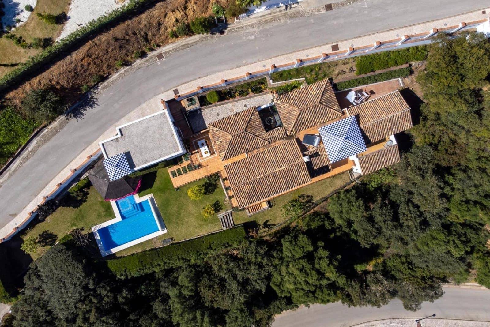 4 bedroom Villa for sale in Benahavis with pool garage - € 2,895,000 (Ref: 10030275)