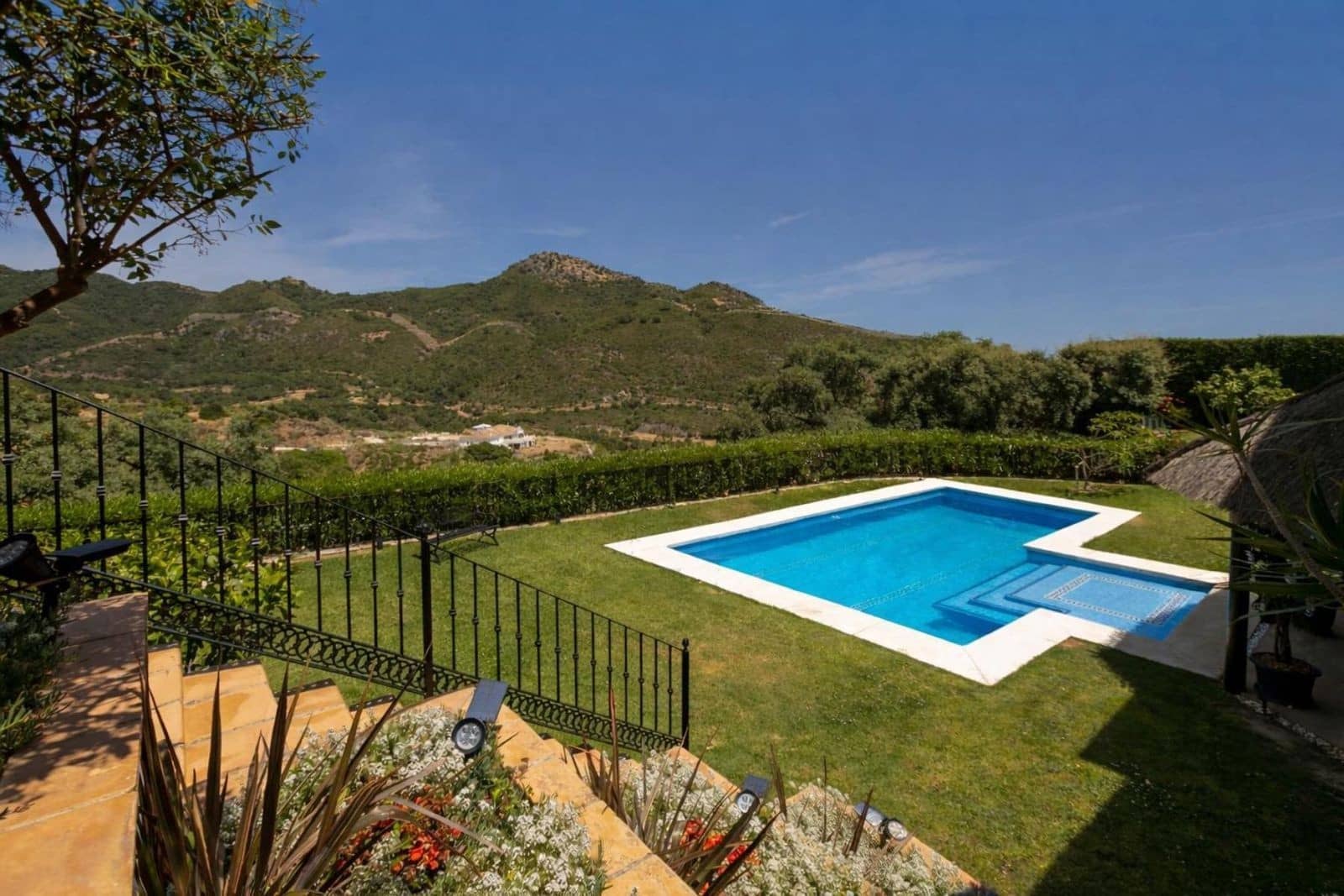 4 bedroom Villa for sale in Benahavis with pool garage - € 2,895,000 (Ref: 10030275)