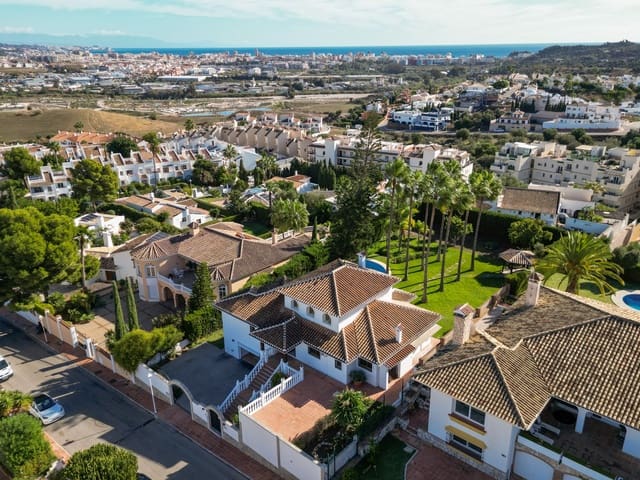 4 makuuhuone Huvila myytävänä paikassa Cerros del Águila, Mijas mukana uima-altaan 
autotalli - 965 000 € (Ref: 10031730)