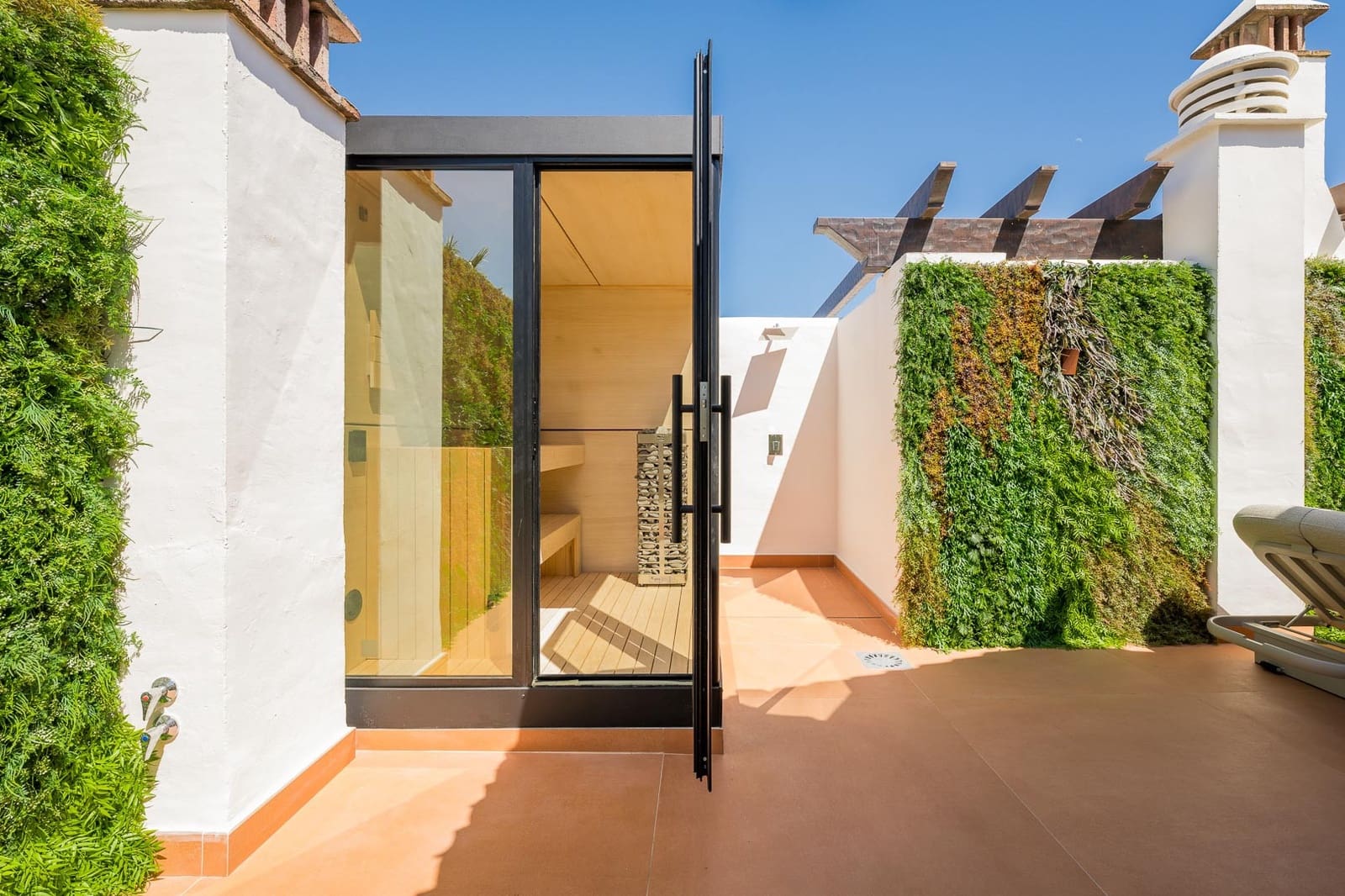 3 sypialnia Penthouse na sprzedaż w Estepona z basenem garażem - 2 695 000 € (Ref: 10033654)