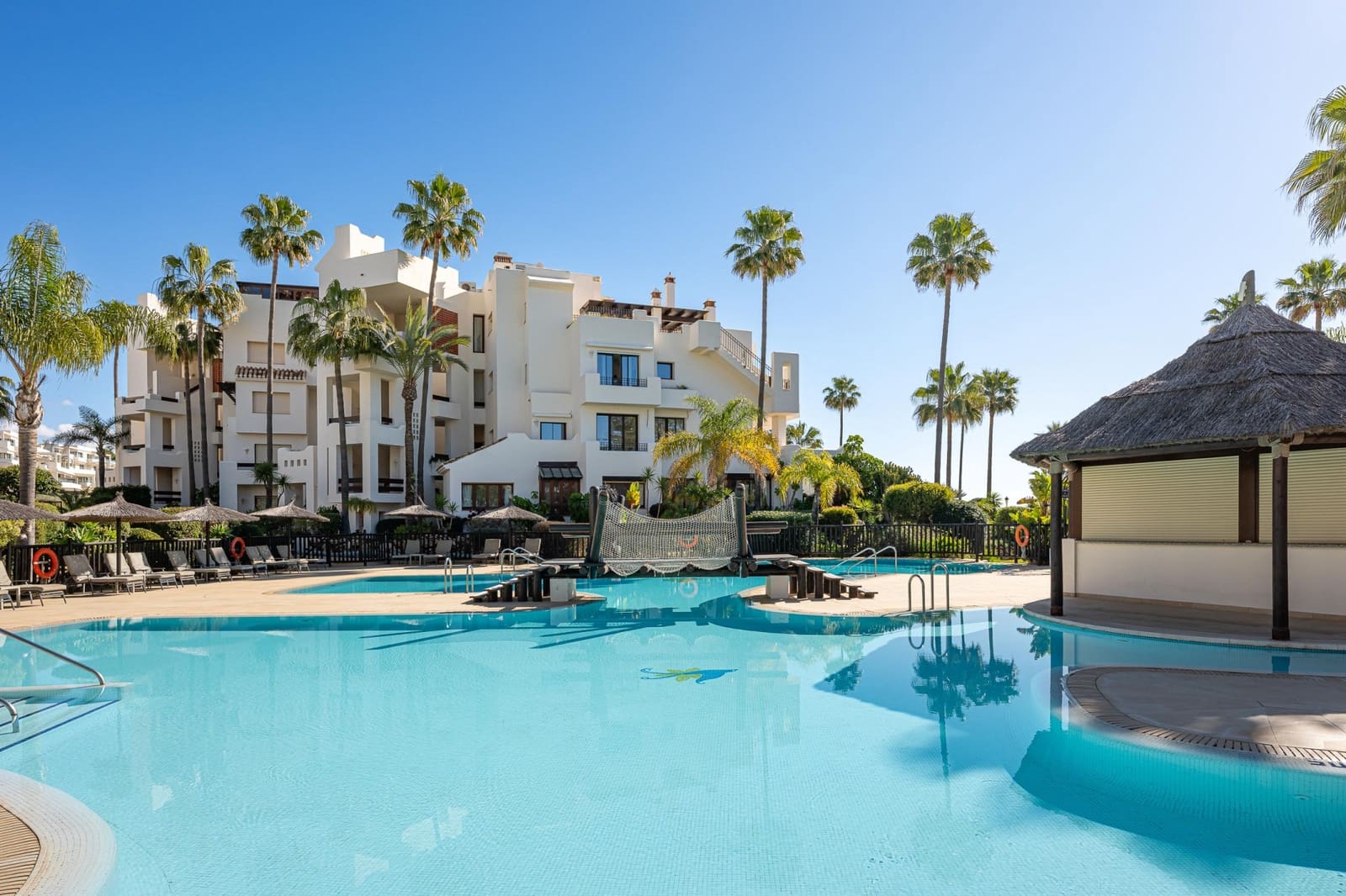 3 sypialnia Penthouse na sprzedaż w Estepona z basenem garażem - 2 695 000 € (Ref: 10033654)