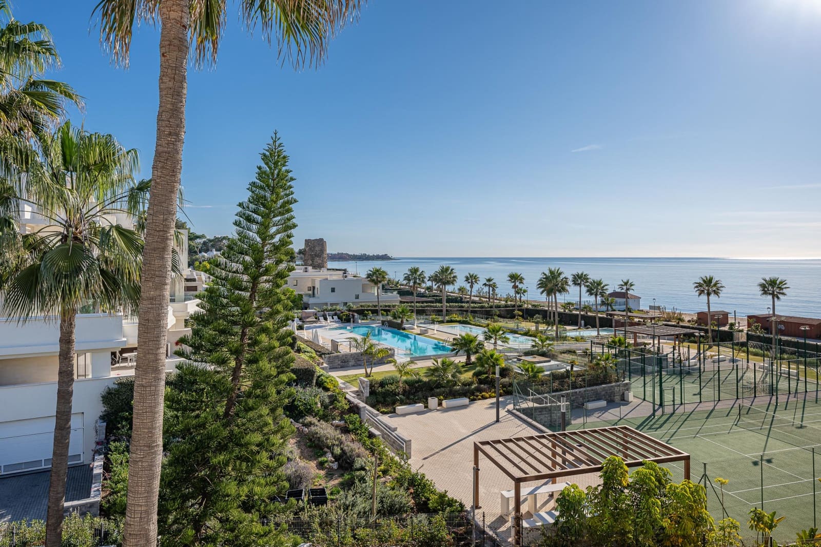 3 sypialnia Penthouse na sprzedaż w Estepona z basenem garażem - 2 695 000 € (Ref: 10033654)