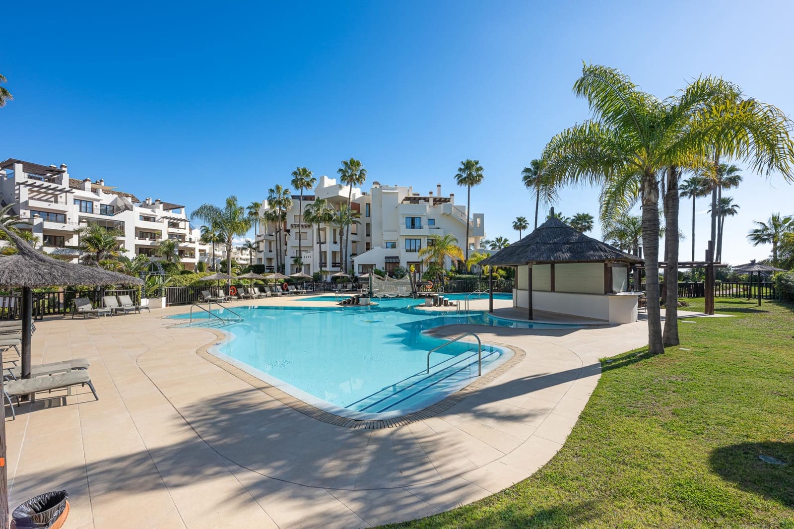 3 sypialnia Penthouse na sprzedaż w Estepona z basenem garażem - 2 695 000 € (Ref: 10033654)