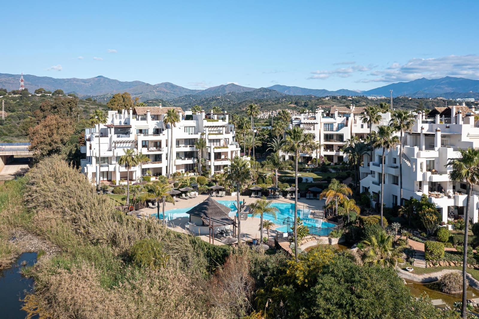 3 sypialnia Penthouse na sprzedaż w Estepona z basenem garażem - 2 695 000 € (Ref: 10033654)