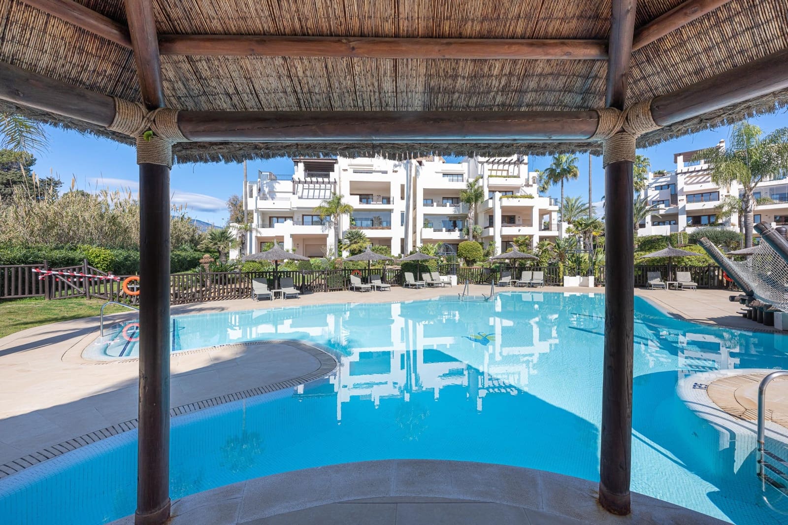 3 sypialnia Penthouse na sprzedaż w Estepona z basenem garażem - 2 695 000 € (Ref: 10033654)